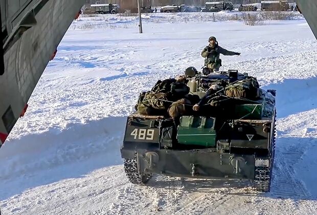Погрузка военной техники из состава российского контингента миротворческих сил ОДКБ на аэродроме Иваново-Северный в Ивановской области
