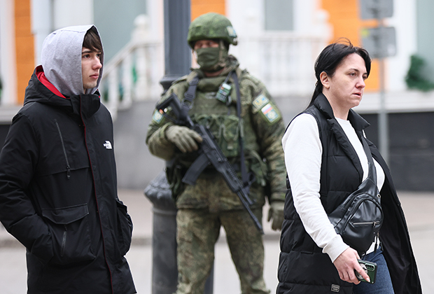 Жители Алма-Аты и российский миротворец на одной из улиц города. Фото: Валерий Шарифулин / ТАСС
