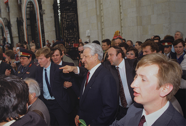 Председатель Верховного Совета РСФСР Борис Ельцин и глава его охраны Александр Коржаков (второй справа) среди депутатов