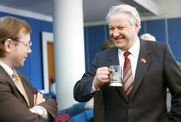 Президент России Борис Ельцин (справа) с редактором газеты «Комсомольская правда» Иваном Пановым. Москва, 12 марта 1991 года