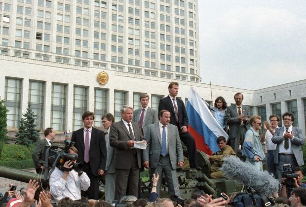 Защитники демократии у здания Верховного Совета РСФСР. Борис Ельцин с башни танка обращается к народу. 19 августа 1991 года