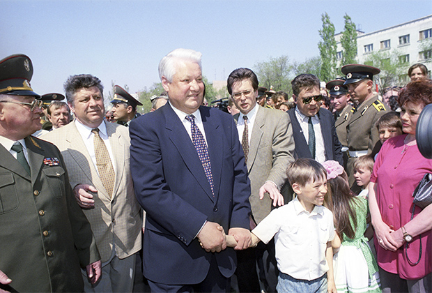 Президент России Борис Ельцин на встрече с жителями Волгограда