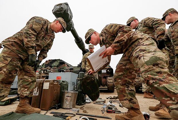 Американские военнослужащие проверяют военную технику после ее отправки в Польшу для учений на полигоне Дравско-Поморское, 2019 год