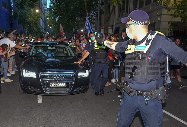 Полиция и фанаты у автомобиля с Новаком Джоковичем