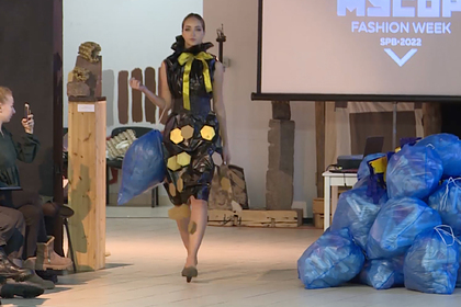 В России провели показ одежды из скопившегося на улицах за праздники мусора