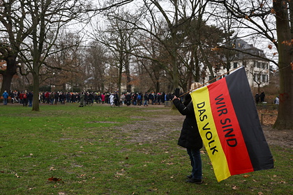 Тысячи немцев вышли на акцию протеста против коронавирусных ограничений