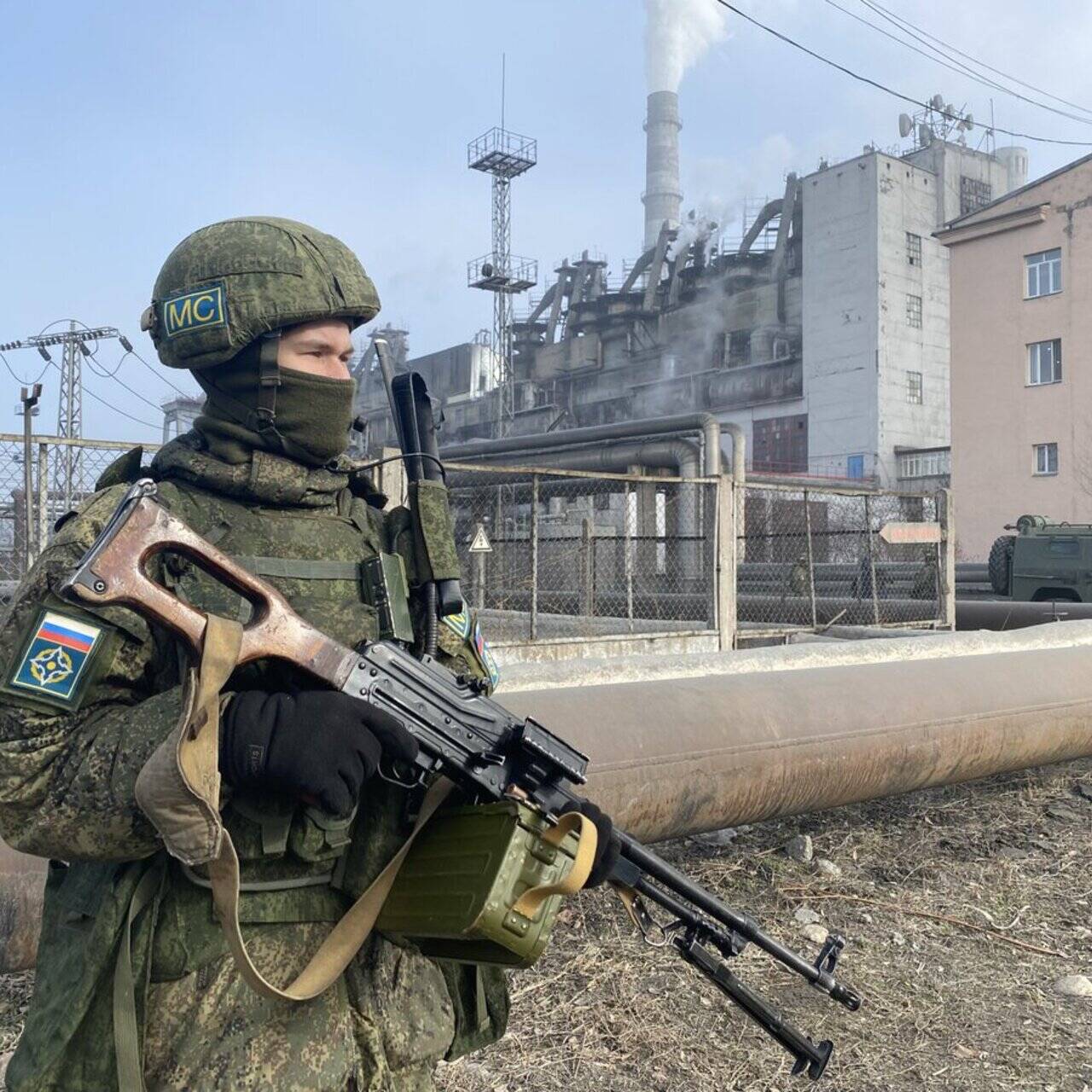 Собрались как то в гостиной военный террорист и врач