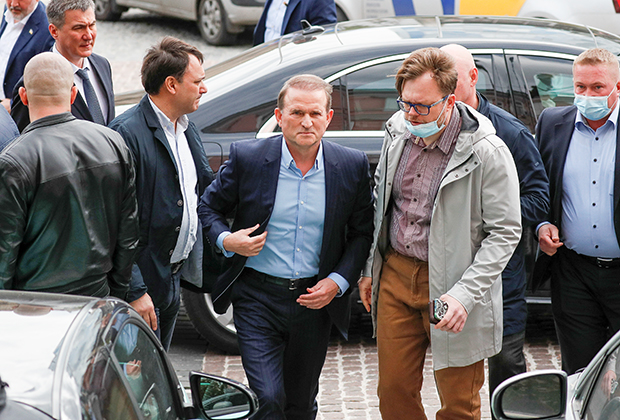 Сопредседатель политической партии «Оппозиционная платформа — За жизнь» Виктор Медведчук прибыл на судебное заседание в Киеве, 13 мая 2021 года