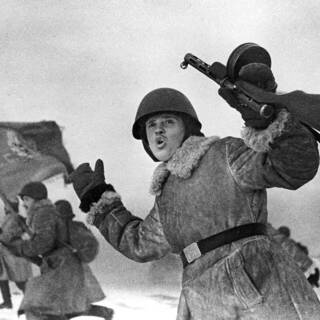 Советские солдаты в атаке во время операции по прорыву блокады Ленинграда, январь 1943-го