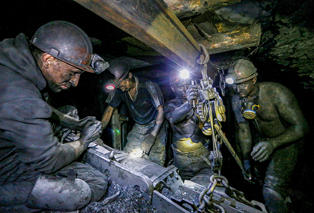 Шахтеры работают на угольной шахте имени Л. И. Лутугина в городе Торезе на территории ДНР, 14 августа 2019 года