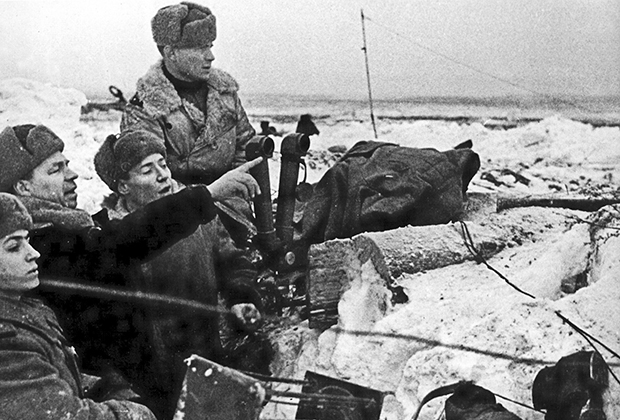 Командир 136-й стрелковой дивизии генерал Николай Симоняк на наблюдательном пункте, 12 января 1943 года 