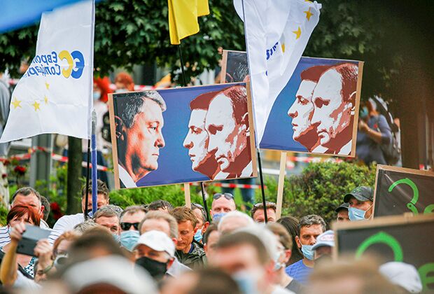 Сторонники бывшего президента Украины Петра Порошенко проводят митинг возле здания Печерского районного суда в Киеве, 18 июня 2020 года