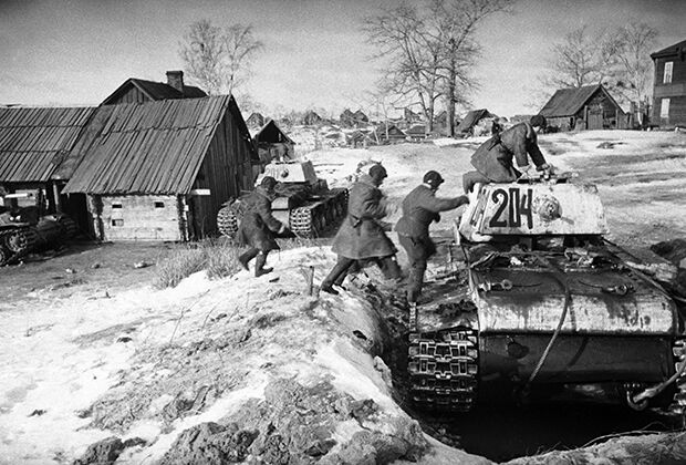 Начало наступления на Ленинградском фронте. Танковая бригада готовится к бою