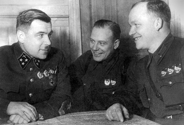 Командующий 5-й армией Западного фронта генерал Леонид Говоров (слева) с членами Военного совета армии, январь 1942 года