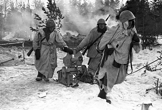 Бойцы Ленинградского фронта с пулеметом максим меняют огневую позицию, 18 января 1943 года. Фото: Всеволод Тарасевич / Минкультуры России