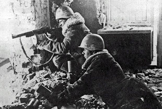 Советские бойцы в бою на окраине Шлиссельбурга, январь 1943 года
