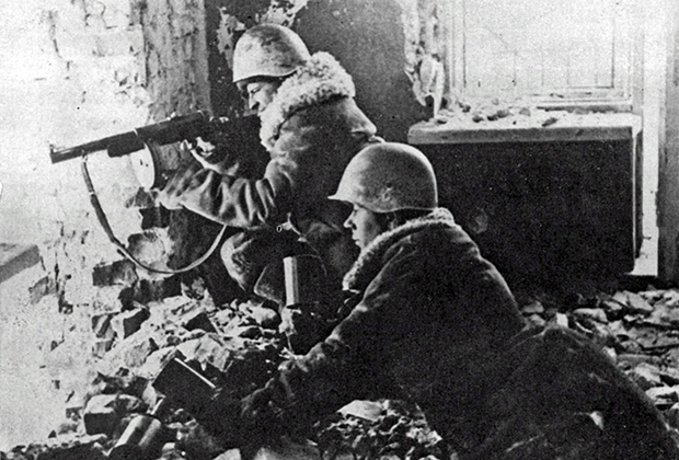 Советские бойцы в бою на окраине Шлиссельбурга, январь 1943 года. Фото: Всеволод Тарасевич / РИА Новости