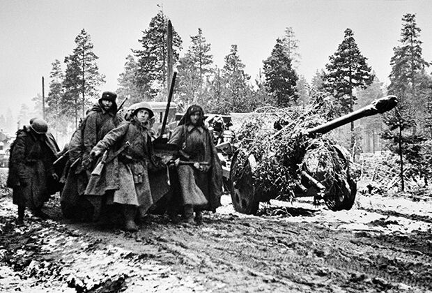 Советские артиллеристы везут орудие по раскисшей дороге во время 2-й Синявинской операции