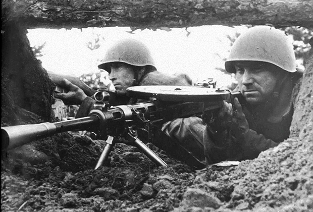 Боец 115-й стрелковой дивизии В. Павлов с ручным пулеметом Дегтярева на огневом рубеже под Ленинградом, сентябрь 1941 года