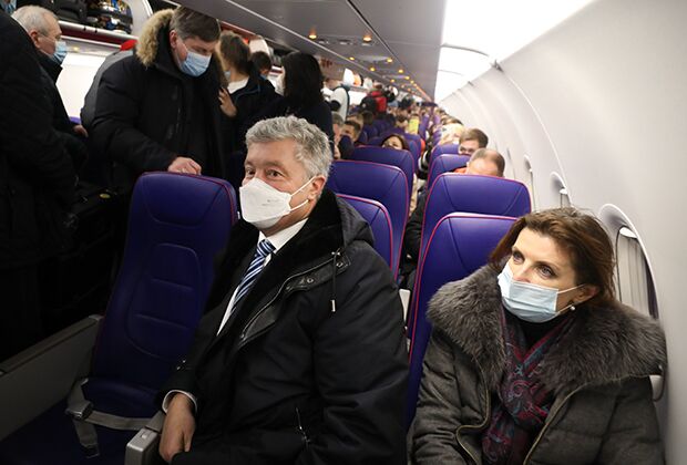 Бывший президент Украины Петр Порошенко и его жена Марина сидят в самолете перед вылетом в Киев из Варшавы, 17 января