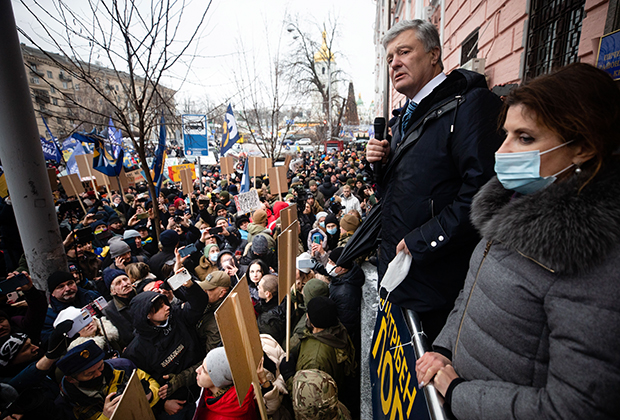 Бывший президент Украины Петр Порошенко выступает перед своими сторонниками перед заседанием Печерского районного суда Киева, 17 января 