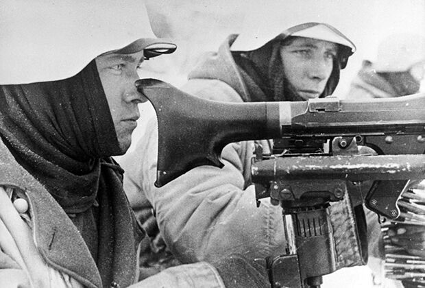 Немецкие солдаты у 7,92-миллиметрового пулемета MG-34 на позиции под Ленинградом