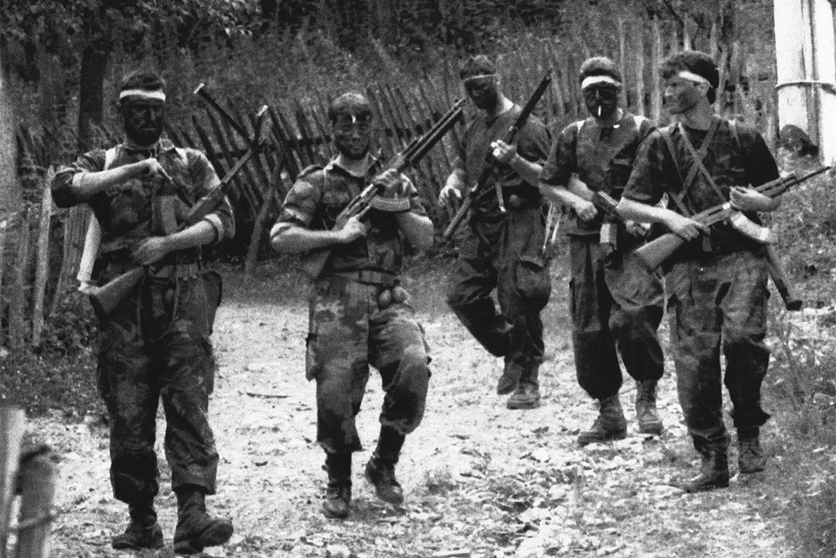 Сербские военные в масках патрулируют пригород боснийского города Горажде, примерно в 70 километрах к юго-востоку от Сараева, пятница, 18 июля 1992 года