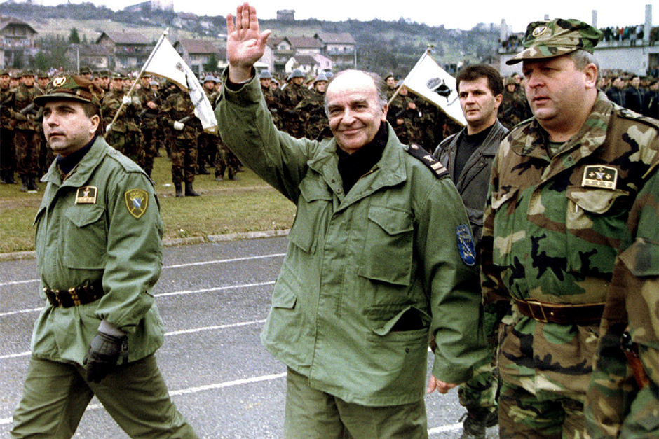 Президент Боснии и Герцеговины Алия Изетбегович в сопровождении генерала Расима Делича (справа) и Сакиба Махмулина (слева) приветствуют присутствующих на военном параде