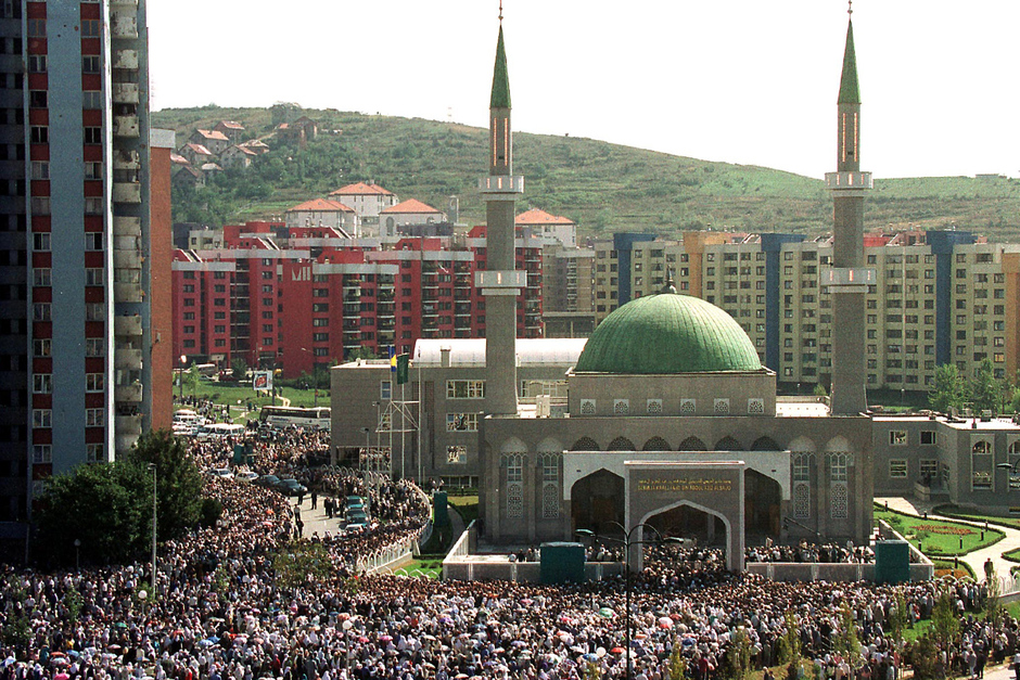 Тысячи боснийских мусульман собираются на церемонию открытия мечети короля Фахда ибн Абдель Азиза в Сараеве, 15 сентября 2000 года