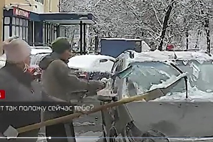 В российском городе дворники набросились с лопатами на иностранца
