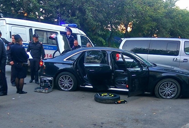 Полицейские осматривают обстрелянную Audi Гагика Мартиросяна. Фото: страница группы «Инцидент Екатеринбург» во «ВКонтакте»