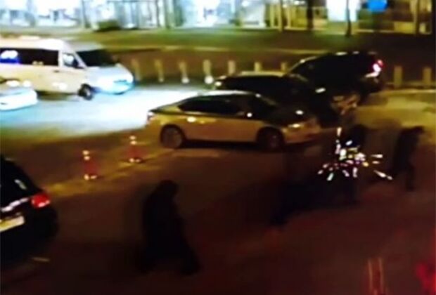 Разбойное нападение рядом с аэропортом Кольцово — скриншот с камеры наблюдения