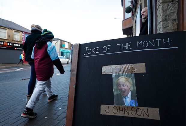 Доска с фотографией Бориса Джонсона и надписью: «Шутка месяца: Борис Джонсон», Бернли, Великобритания, 12 декабря 2021 года