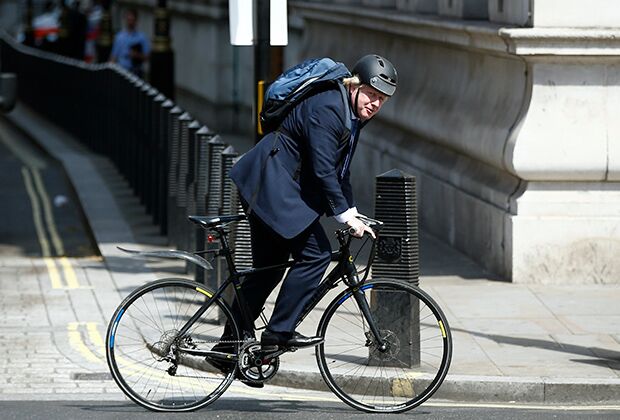 Борис Джонсон едет на велосипеде в Лондоне, 2016 год