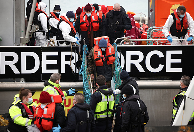 Мигранты высаживаются с корабля в порту Дувра после того, как их спасли при пересечении Ла-Манша