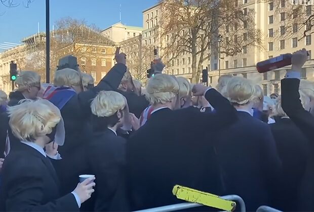 Протестующие в Лондоне в образе Бориса Джонсона 