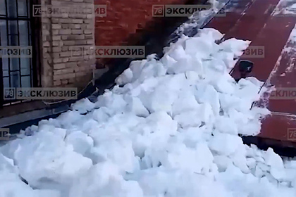 Рабочие в Петербурге решили бороться со снегом прыжками и попали на видео
