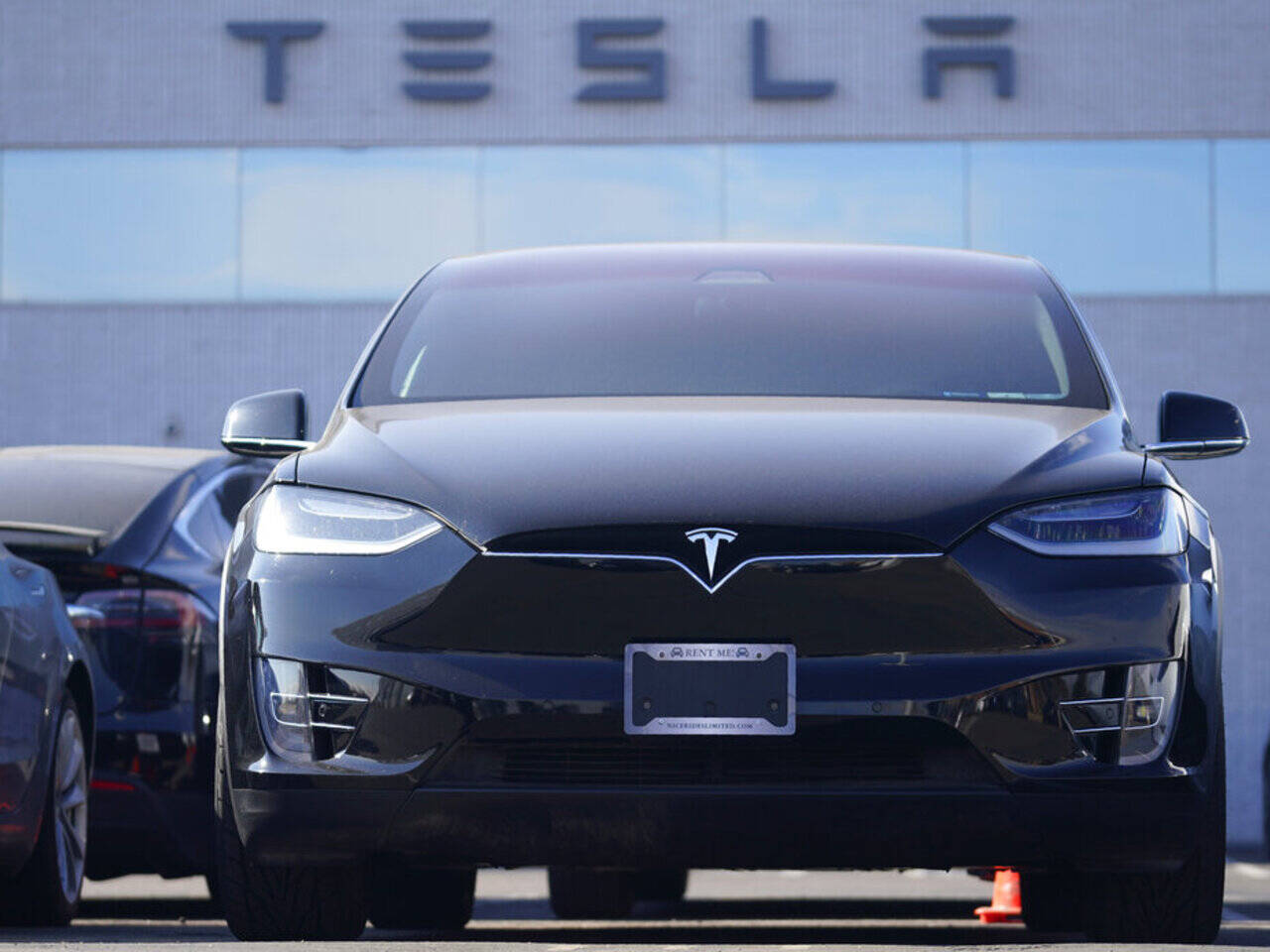 Водителя Tesla с автопилотом впервые будут судить за смертельное ДТП:  Техника: Наука и техника: Lenta.ru