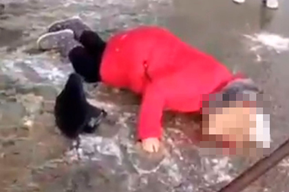 Уличный фонарь в Крыму рухнул на голову женщине