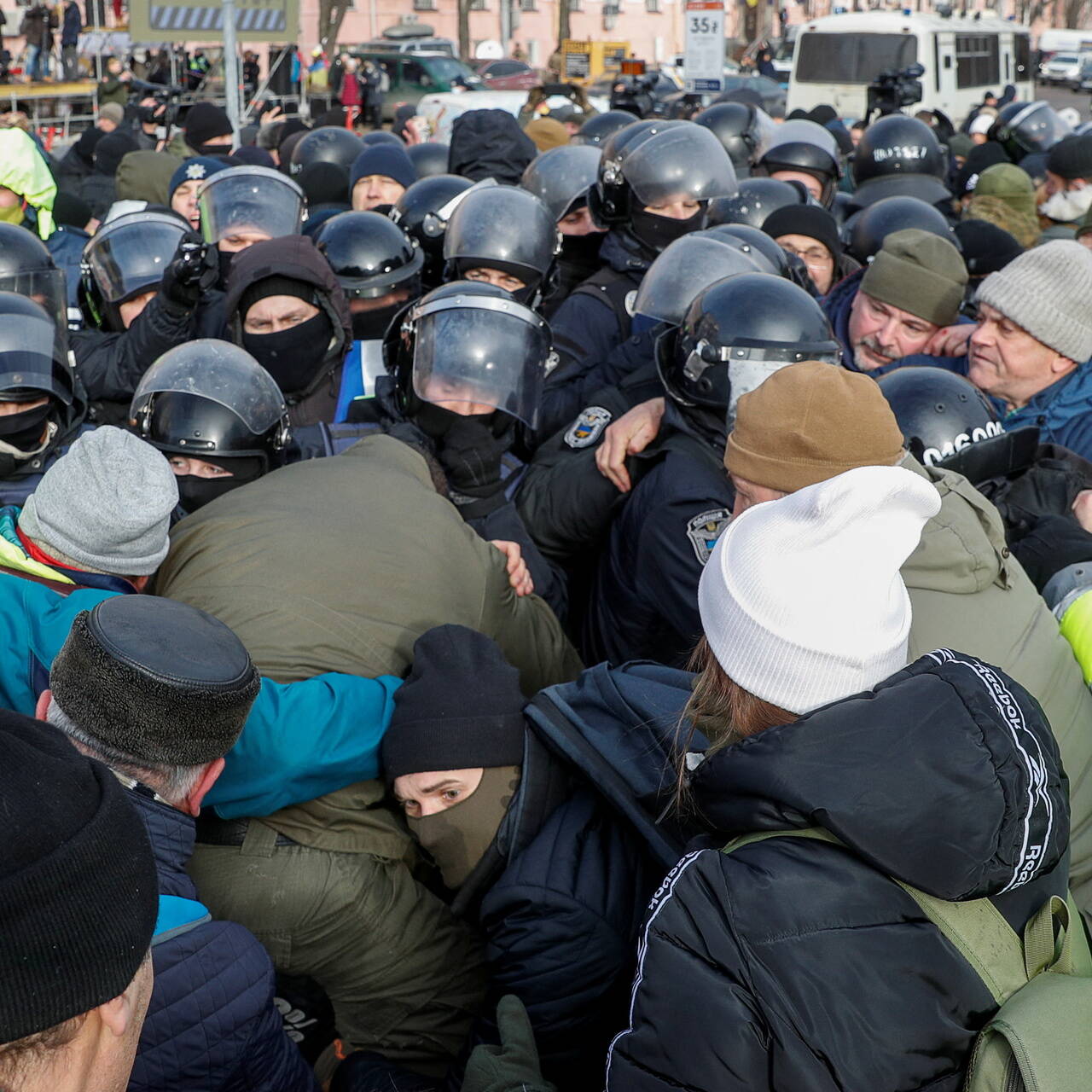 Полиция свежие новости. Протесты в Киеве 2022. Задержание протестующих в Киеве. Митинги в Донецке и Луганске Майдан.