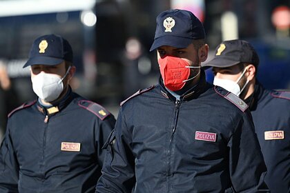 Розовые маски для сотрудников полиции стали объектом шуток в соцсетях