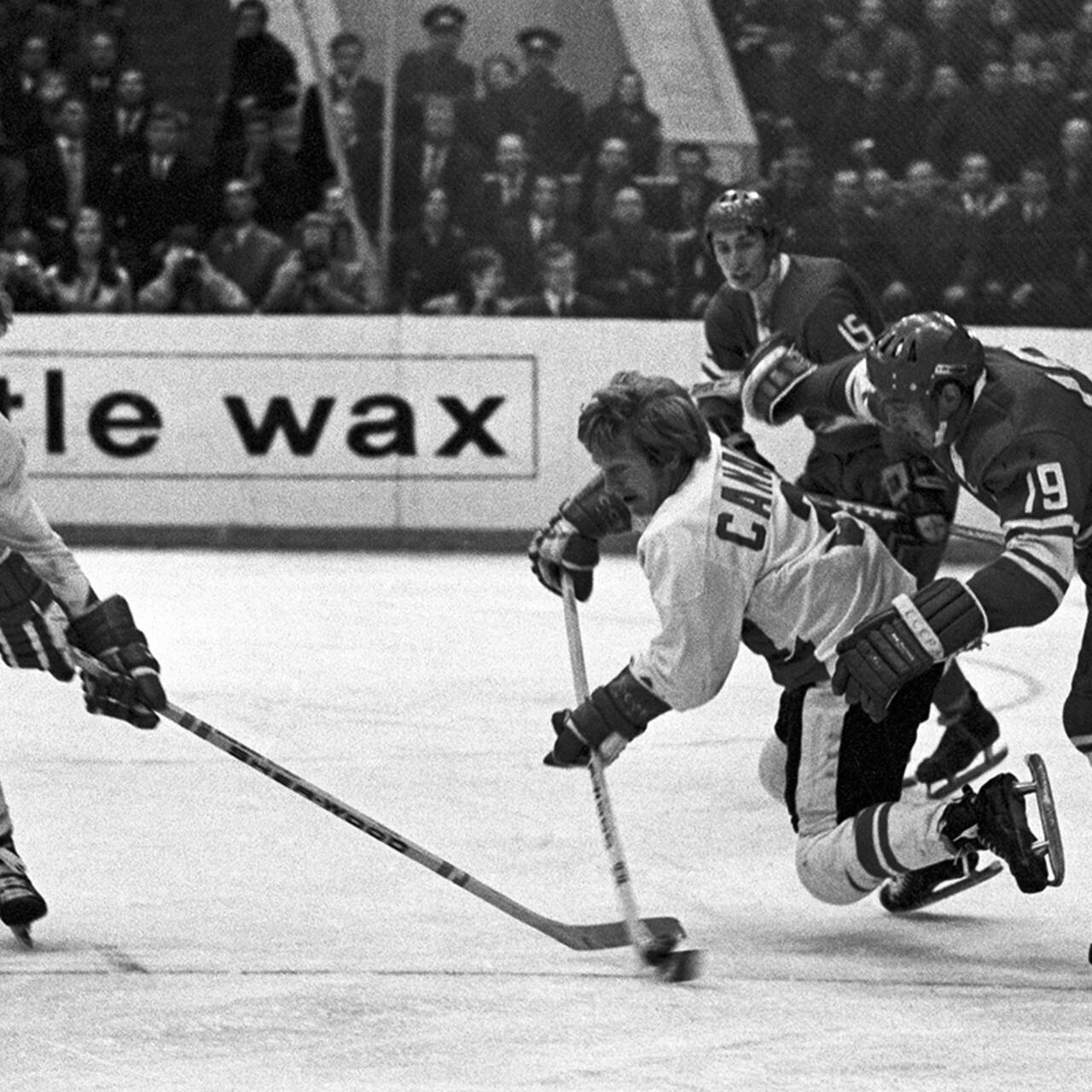 Смеялись над нами, как в цирке» Чем советские хоккеисты рассмешили и  напугали канадцев перед Суперсерией 1972 года: Хоккей: Спорт: Lenta.ru