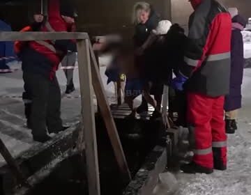 Россиянка в минус 26 насильно окунула кричащего сына в прорубь и попала на видео