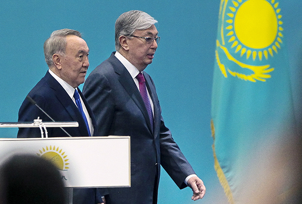 Временно исполняющий обязанности президента Казахстана Касым-Жомарт Токаев (справа) и бывший президент Казахстана Нурсултан Назарбаев (слева) во время съезда партии «Нур Отан», 23 апреля 2019 года. Фото: AP