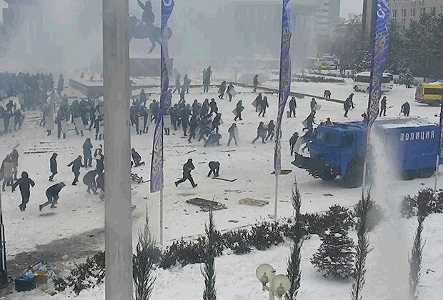Столкновения демонстрантов с правоохранителями во время акции протеста в Актобе, 5 января 2022 года