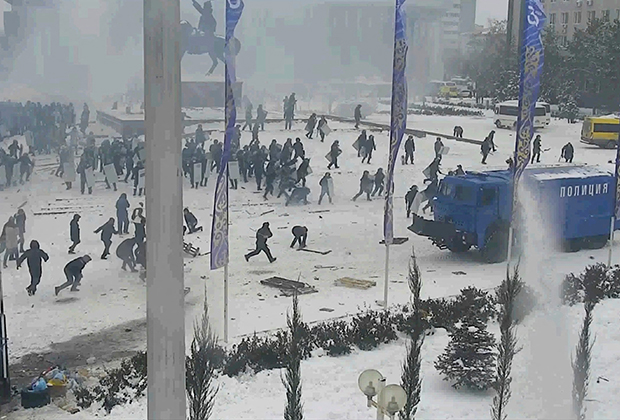 Столкновения демонстрантов с правоохранителями во время акции протеста в Актобе, 5 января 2022 года. Фото: Interior Ministry of Kazakhstan / Reuters