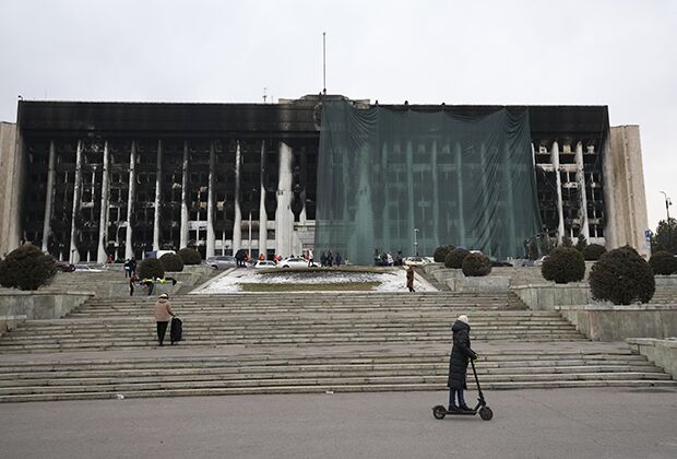 Специалисты подготавливают сгоревшее здание мэрии Алма-Аты к ремонту, 13 января 2022 года