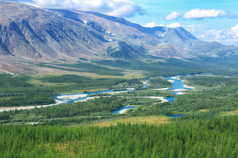 Вид на гору Рай-Из и реку Соб на Полярном Урале 