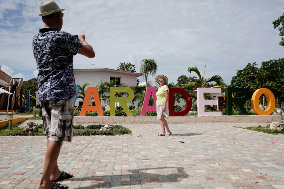 Туристы в курортном городе Варадеро, Куба