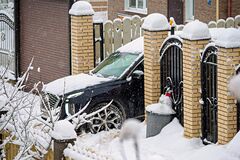 Россиян предупредили об опасности снега на машине